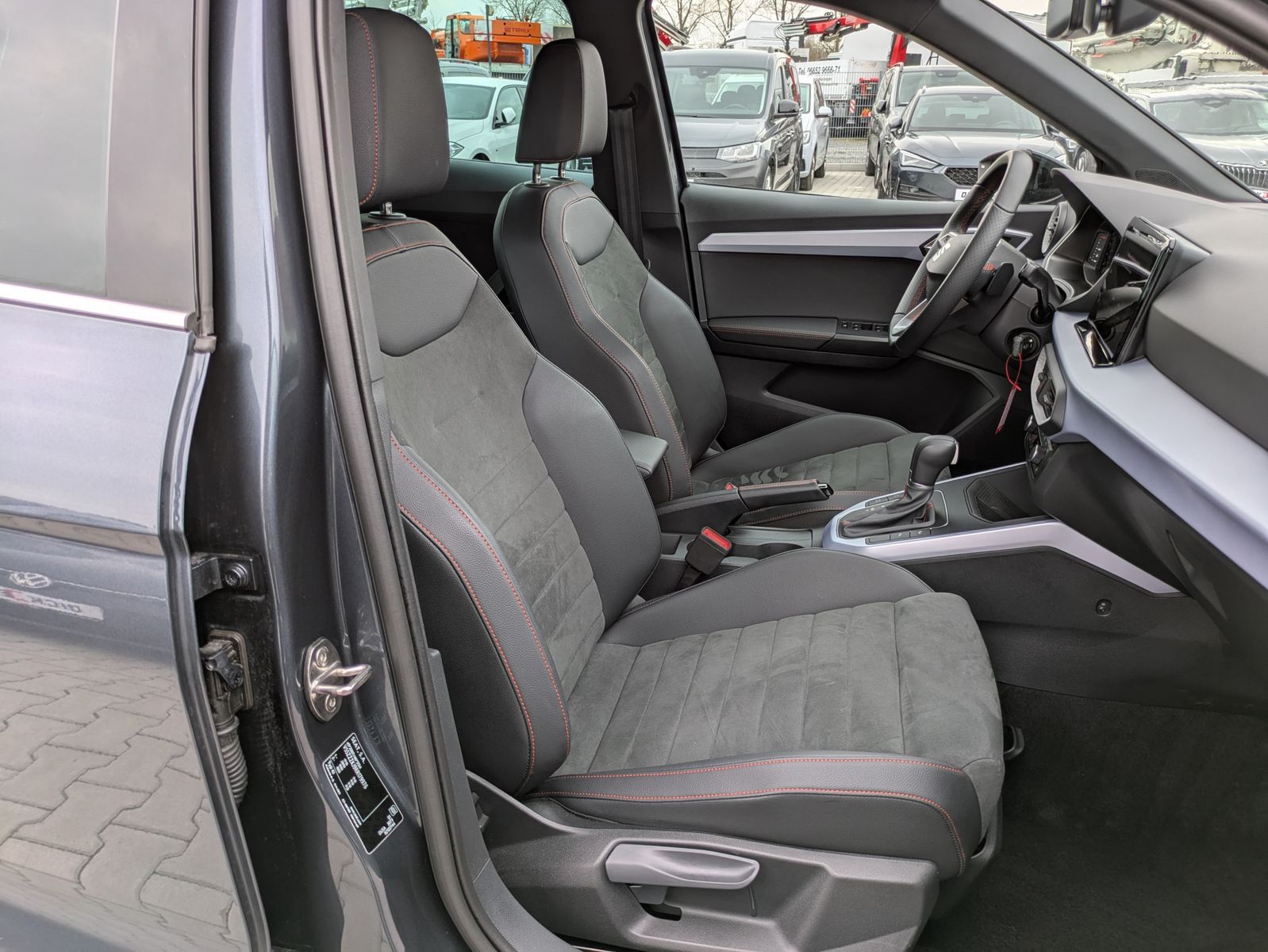 Fahrzeugabbildung SEAT Arona 1.0 TSI FR DSG AHK*ACC*LED*APP*DAB*KAMERA