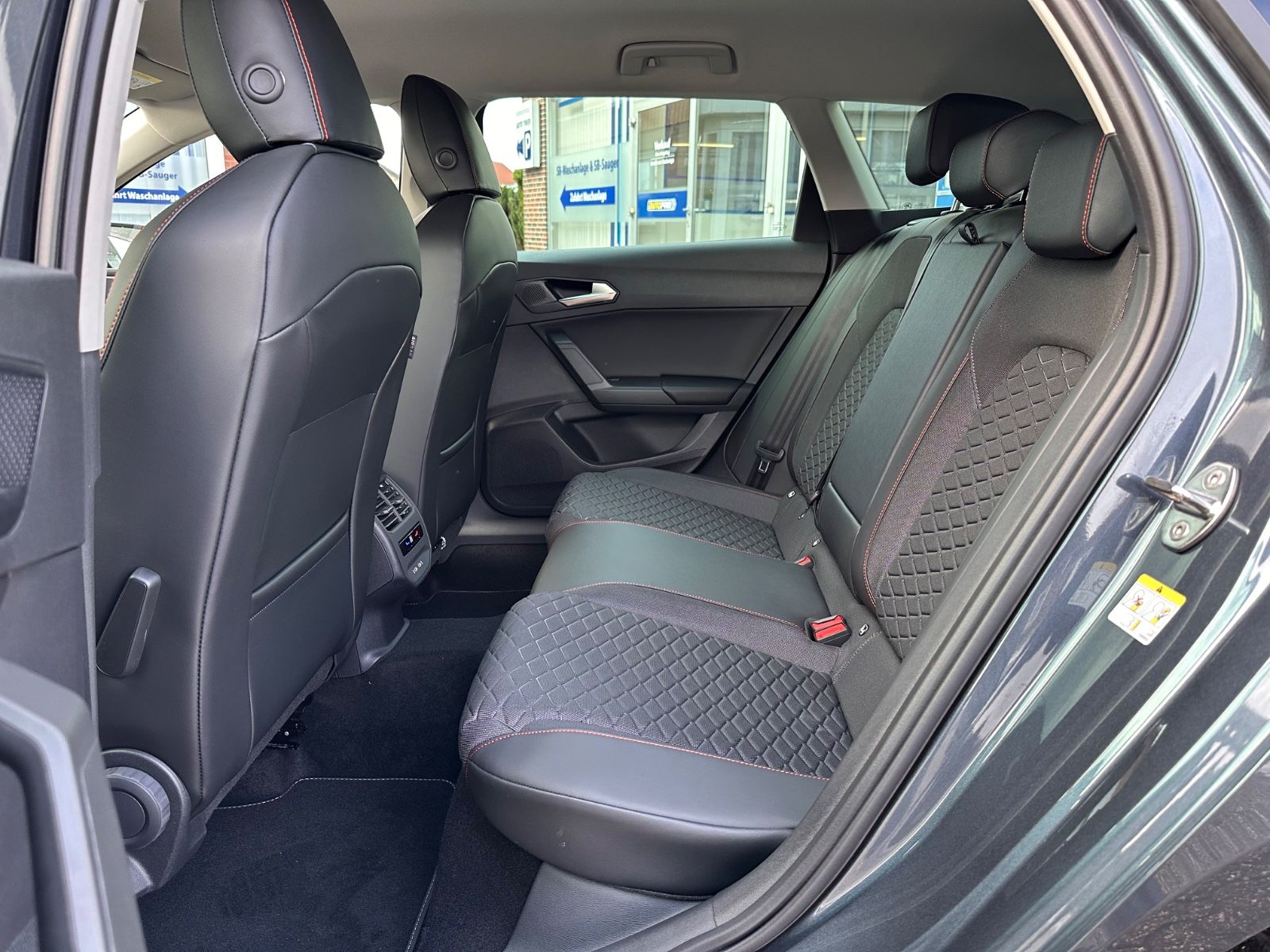 Fahrzeugabbildung SEAT Leon ST 1.5 eTSI FR DSG LED/GRA/SHZ/Kamera/APP