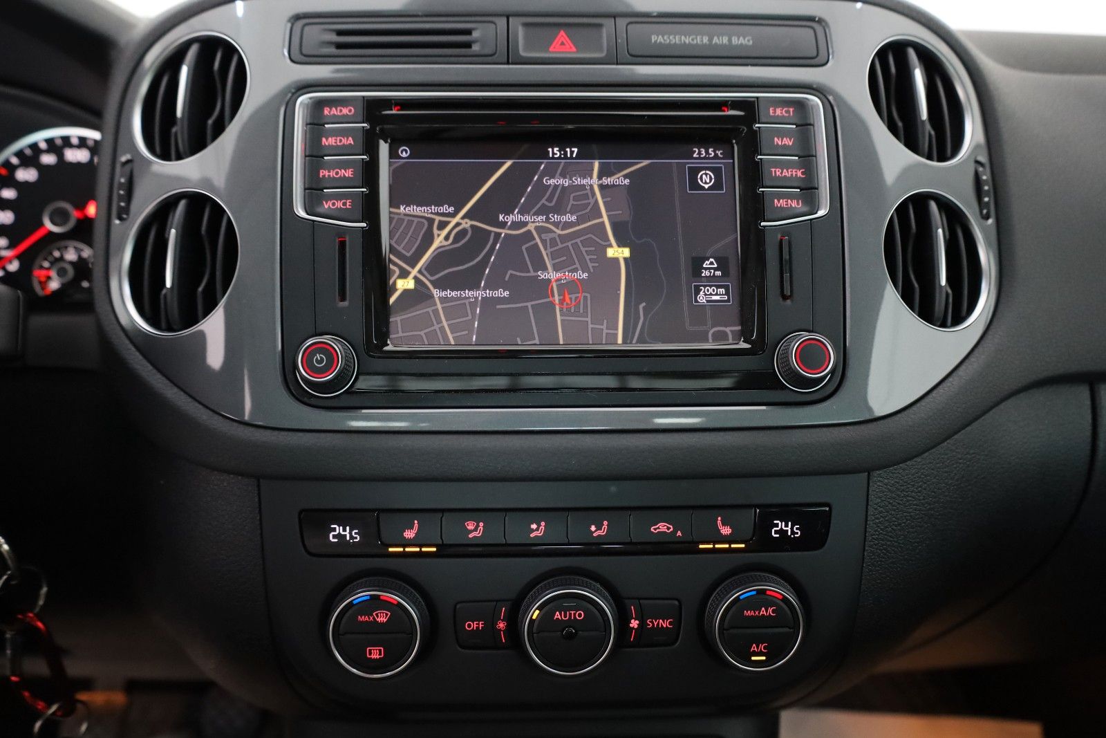 Fahrzeugabbildung Volkswagen Tiguan Sport & Style Navi,Xenon,Panorama,SH,PDC
