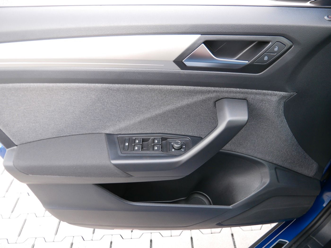 Fahrzeugabbildung Volkswagen T-Roc 1.0 TSI Move NEU35T LED NAVI SHZ ParkAssis