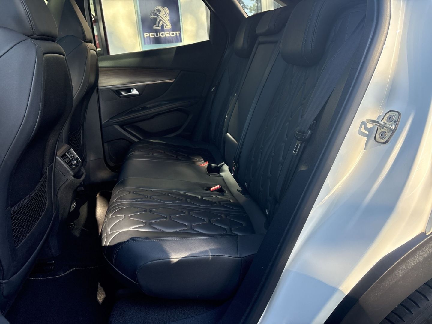 Fahrzeugabbildung Peugeot 3008 GT BlueHDi 130 EAT8 El. Panodach Navi Leder