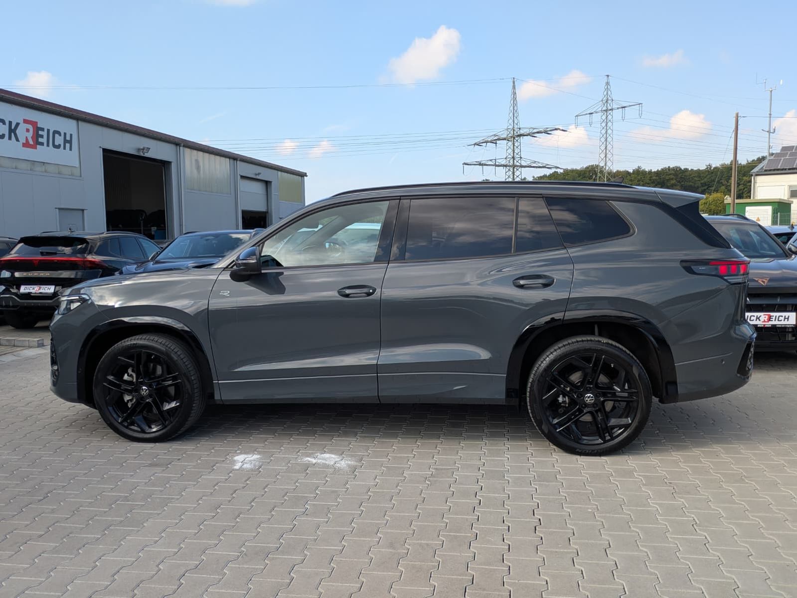 Fahrzeugabbildung Volkswagen Tayron 2.0 TDI 4M R-Line BLACK*7Si*MATRIX*PANO