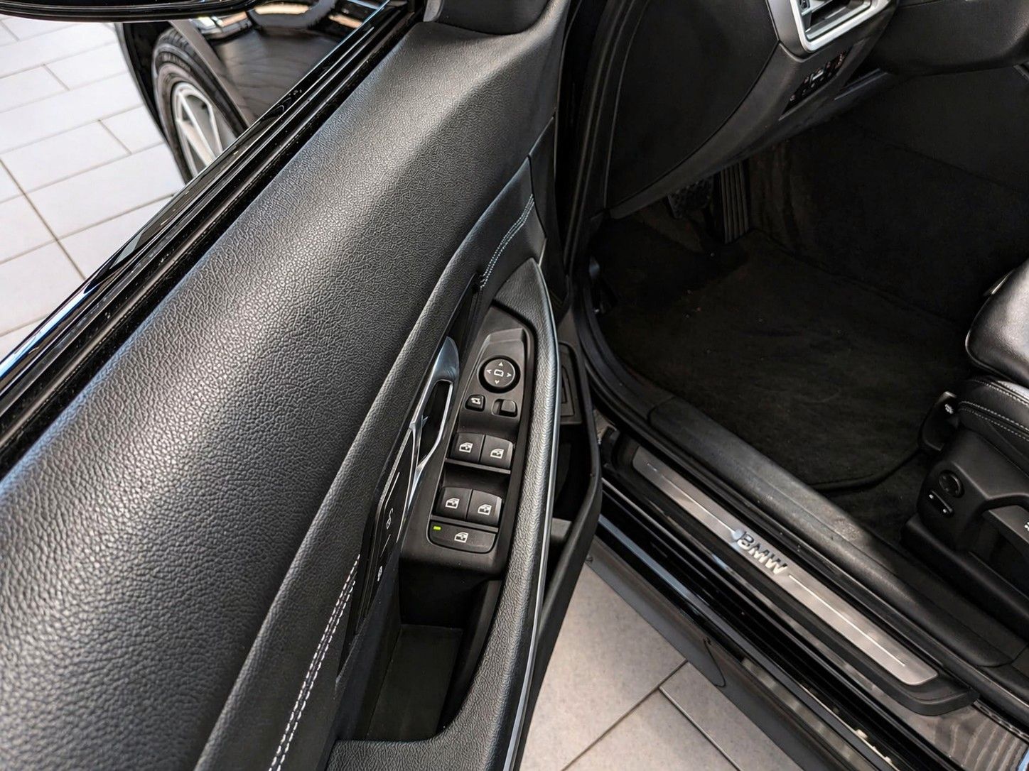 Fahrzeugabbildung BMW 320 d Touring AUT LEDER NAVI HUD LIVE COCKPIT