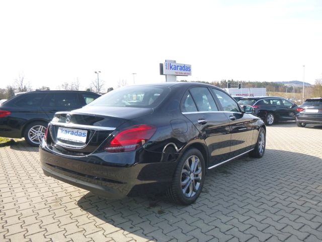 Fahrzeugabbildung Mercedes-Benz C 180 CGI Lim >AUT/NAV/LED/SHZ/PDC/KAM/Distronic