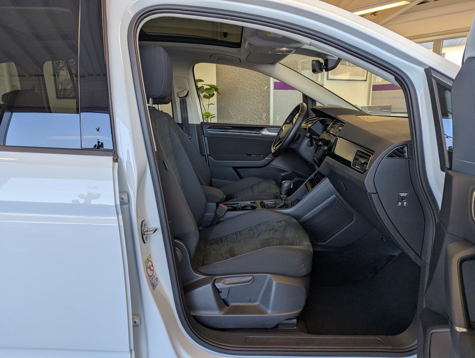 VW Touran 2.0 DSG R-Line High. Pano 7-Si IQ.Dri AHK - Image 17