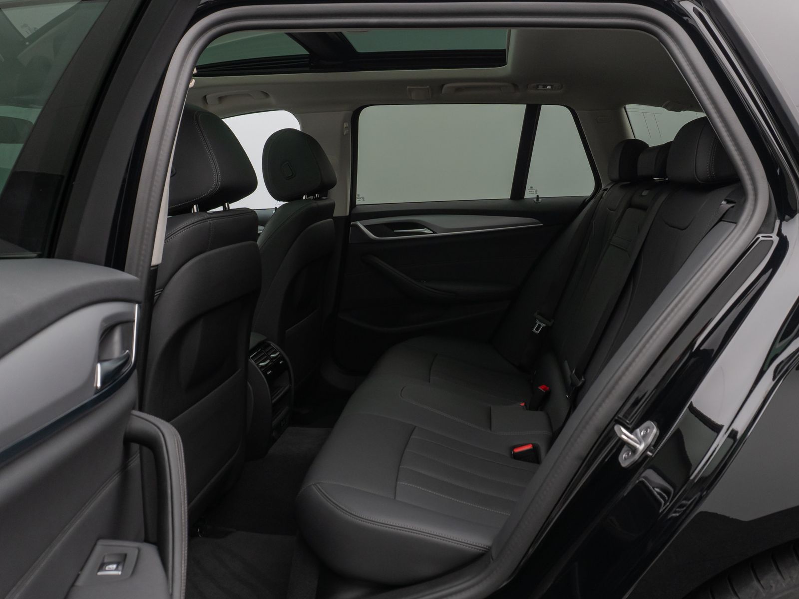 Fahrzeugabbildung BMW 530e Panorama DAB HiFi CockPitPro Alarm PDC LED