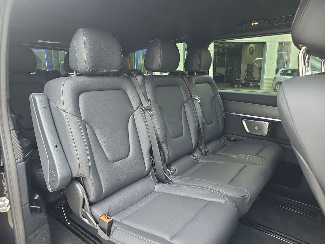 Fahrzeugabbildung Mercedes-Benz V 300 d AVG/L*Allrad*8-Sitzer*AHK*Standheizung*3