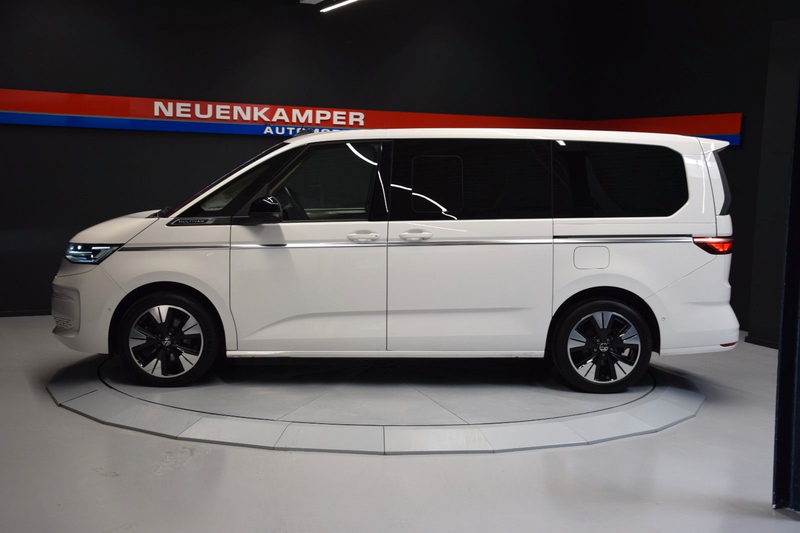 Fahrzeugabbildung Volkswagen T7 Multivan Style lang ACC Matrix vis-a-vis AHK