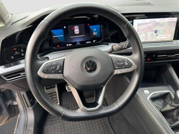 Fotografie des VW Golf VIII Active Navi LED