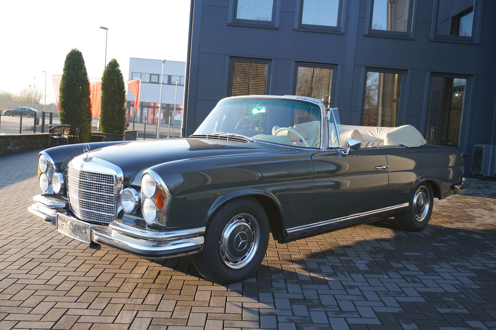Fahrzeugabbildung Mercedes-Benz 280 SE 3,5 Cabriolet Conversion