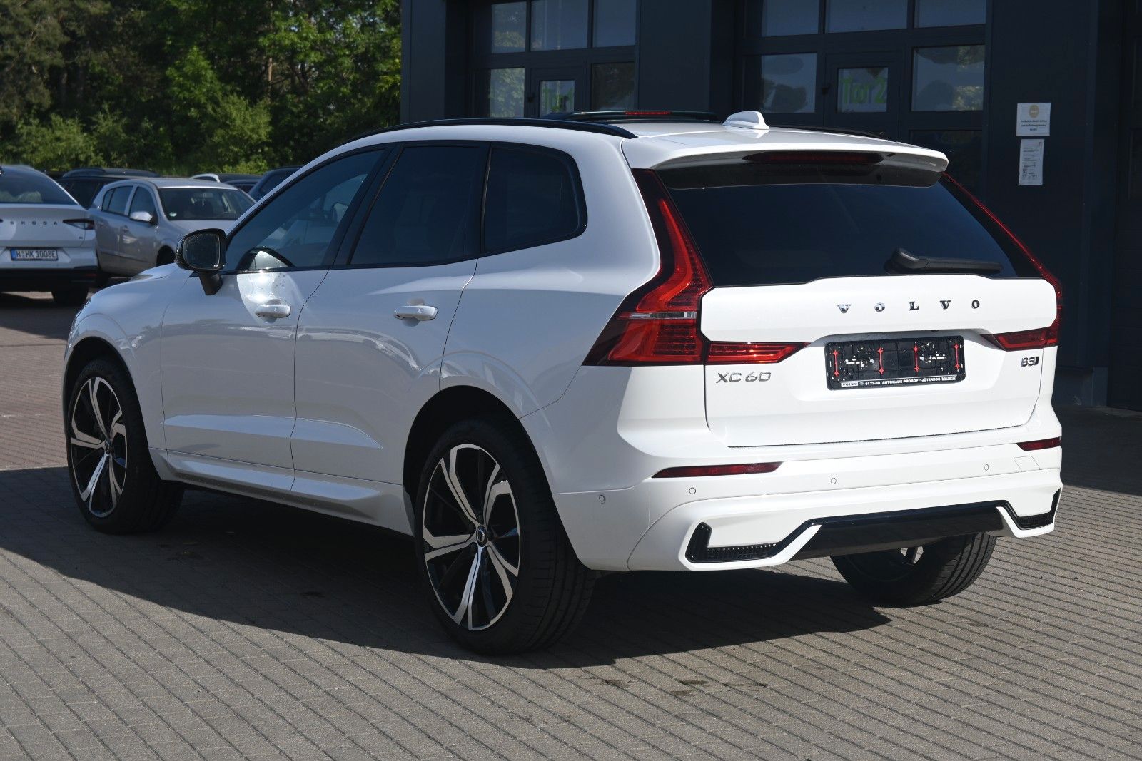 Fahrzeugabbildung Volvo XC60 B5 AWD Plus Dark*LED*PANO*360*H&K*BLIS