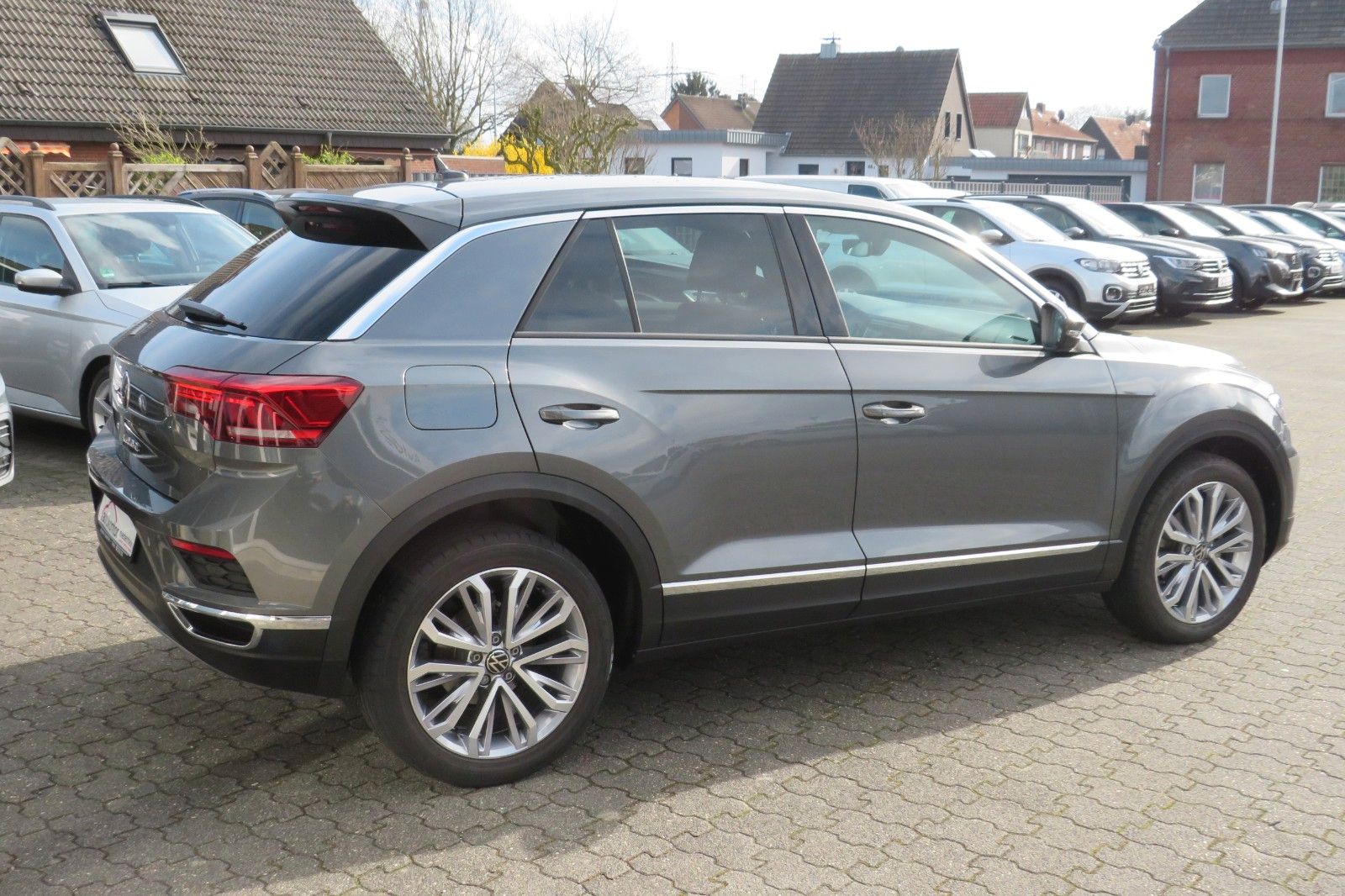 Fahrzeugabbildung Volkswagen T-Roc SPORT/R-LINE ACC KAMERA SITZH. 18`NAVI 1H