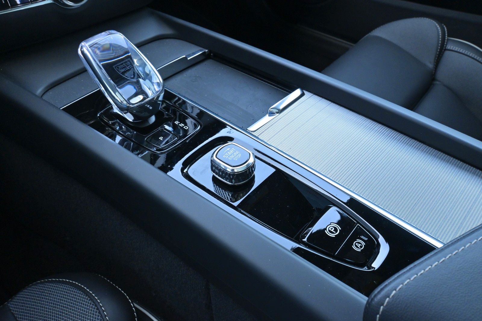Fahrzeugabbildung Volvo V60 B4 D Auto Plus Dark*RFK*STDHZG*PANO*ACC