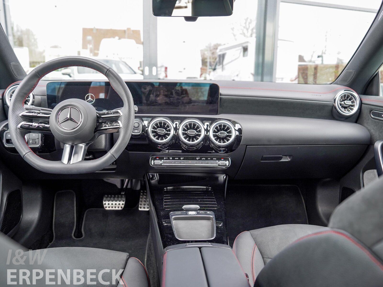 Fahrzeugabbildung Mercedes-Benz CLA 180 Coupé AMG Premium Pano Keyless LED