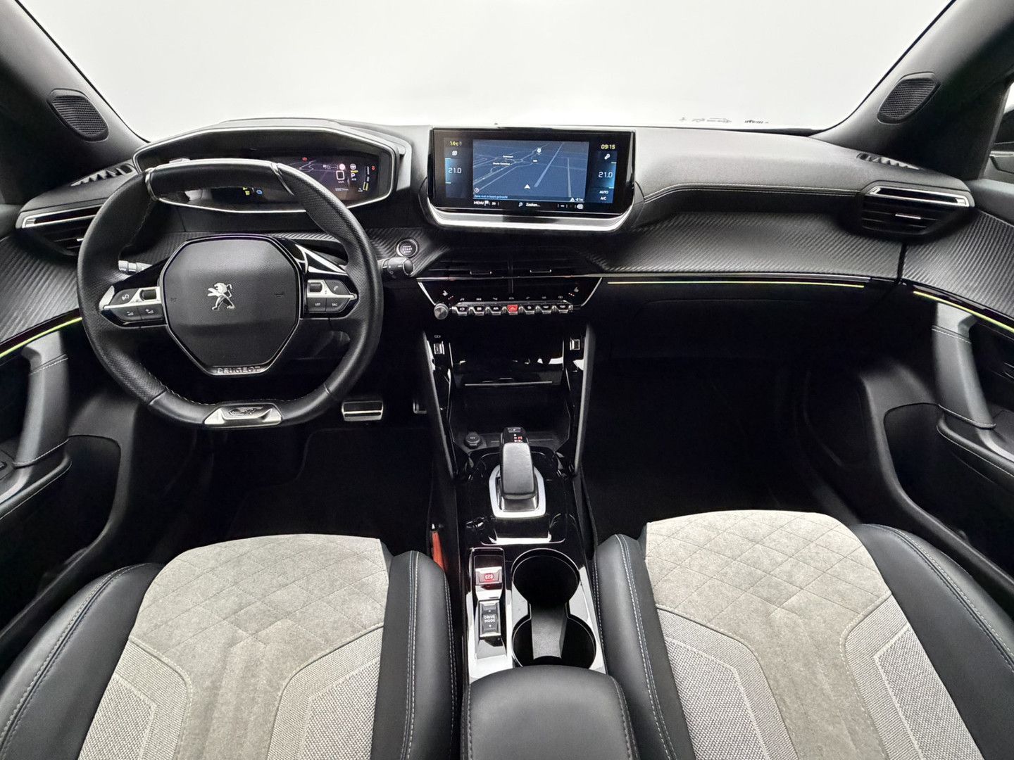 Peugeot e-2008 EV GT 50 kWh SOH 91,7% | panorama dach | imagem 2