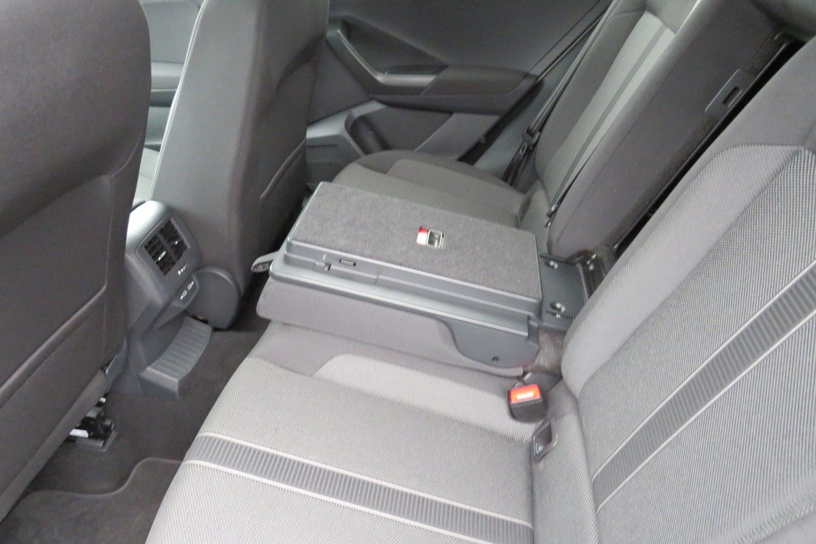 Fahrzeugabbildung Volkswagen T-Roc Life AHK ACC SITZH GJ NAVI APP 1.HD