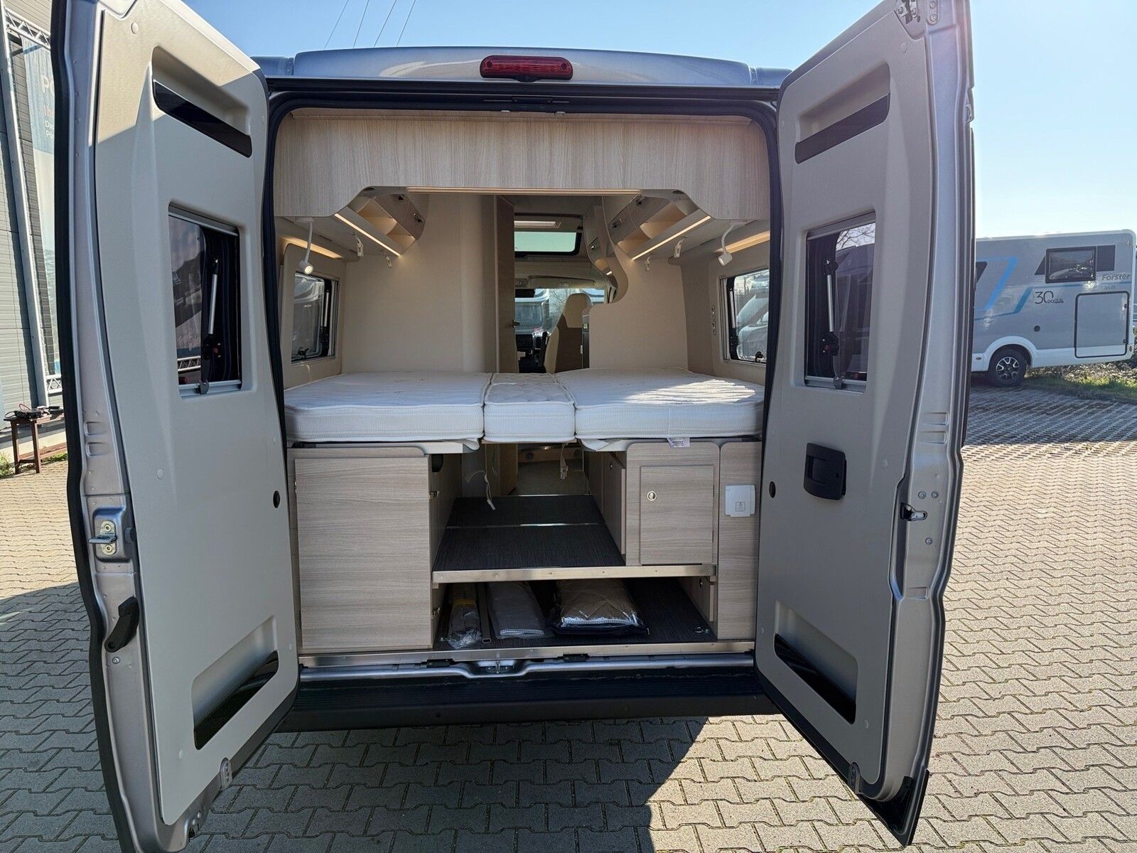 Fahrzeugabbildung Eura Mobil Van V 635 EB 180 PS, Automatik, Panoramadach