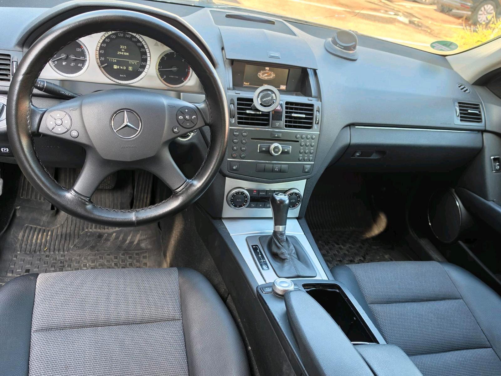 Mercedes-Benz C220 2009 — вигляд ззаду