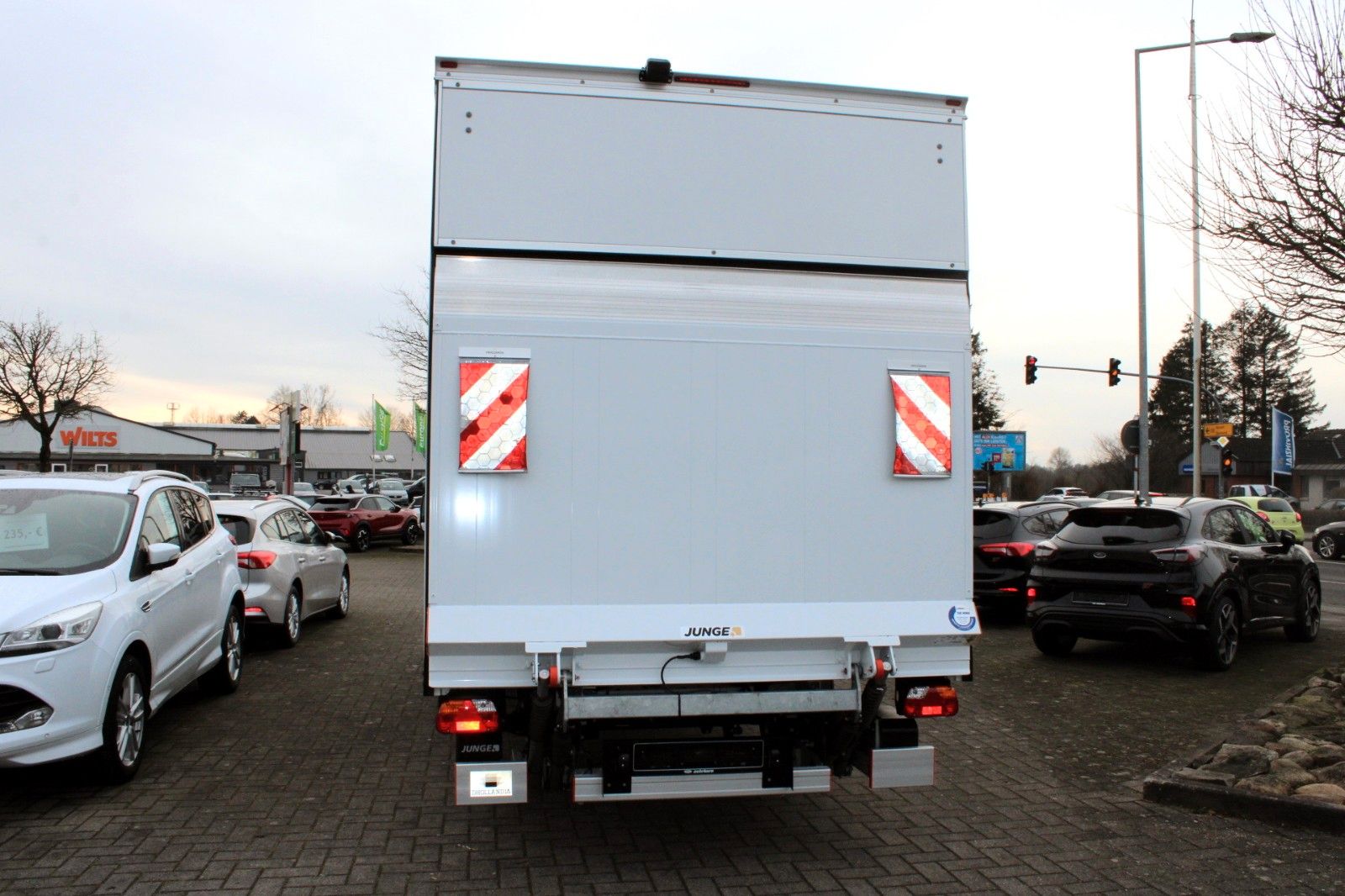 Fahrzeugabbildung Ford Transit JUNGE KOFFER + Laderampe L4 350 Trend