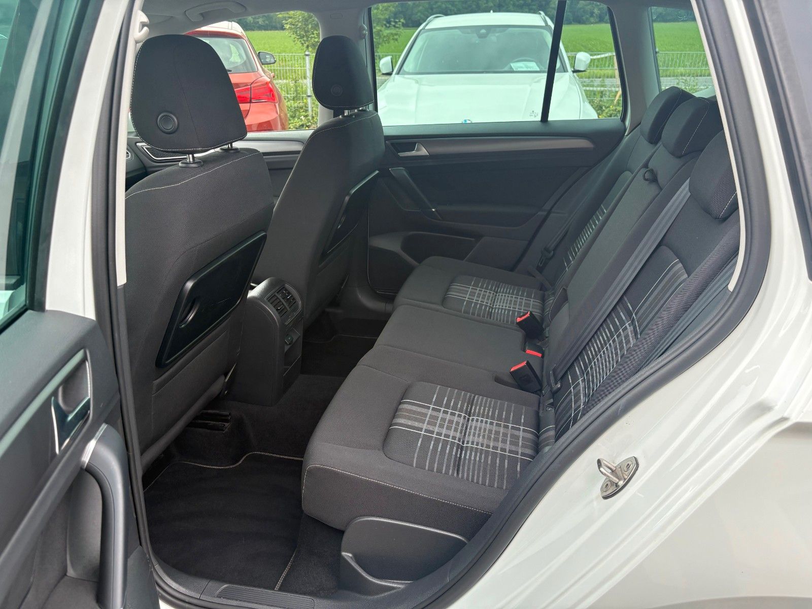 Fahrzeugabbildung Volkswagen Golf Sportsvan VII 1.6 TDI Lounge Navi PDC SHZ