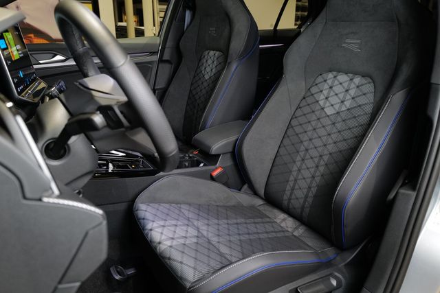 Volkswagen Golf VIII 2.0TSI DSG 4Motion R-Line Pano AHK DCC