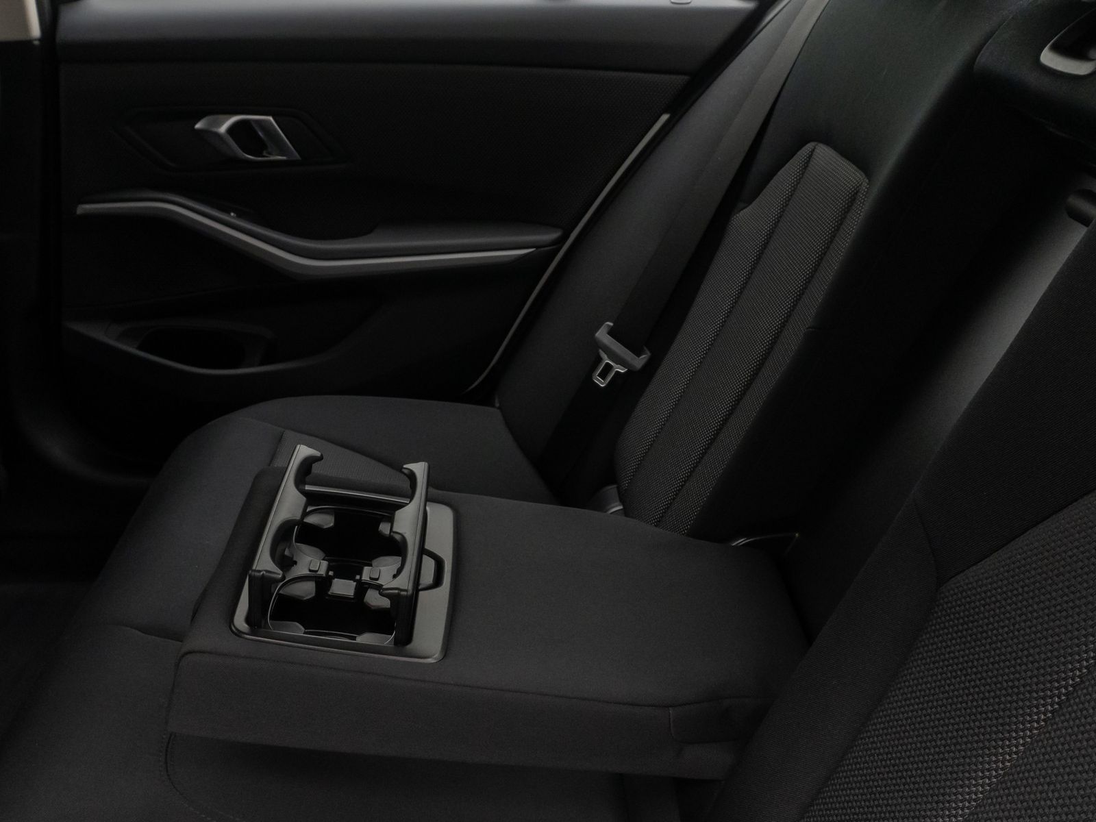 Fahrzeugabbildung BMW 330e GeschwindigReg PDC CockpitPlus DAB Sport