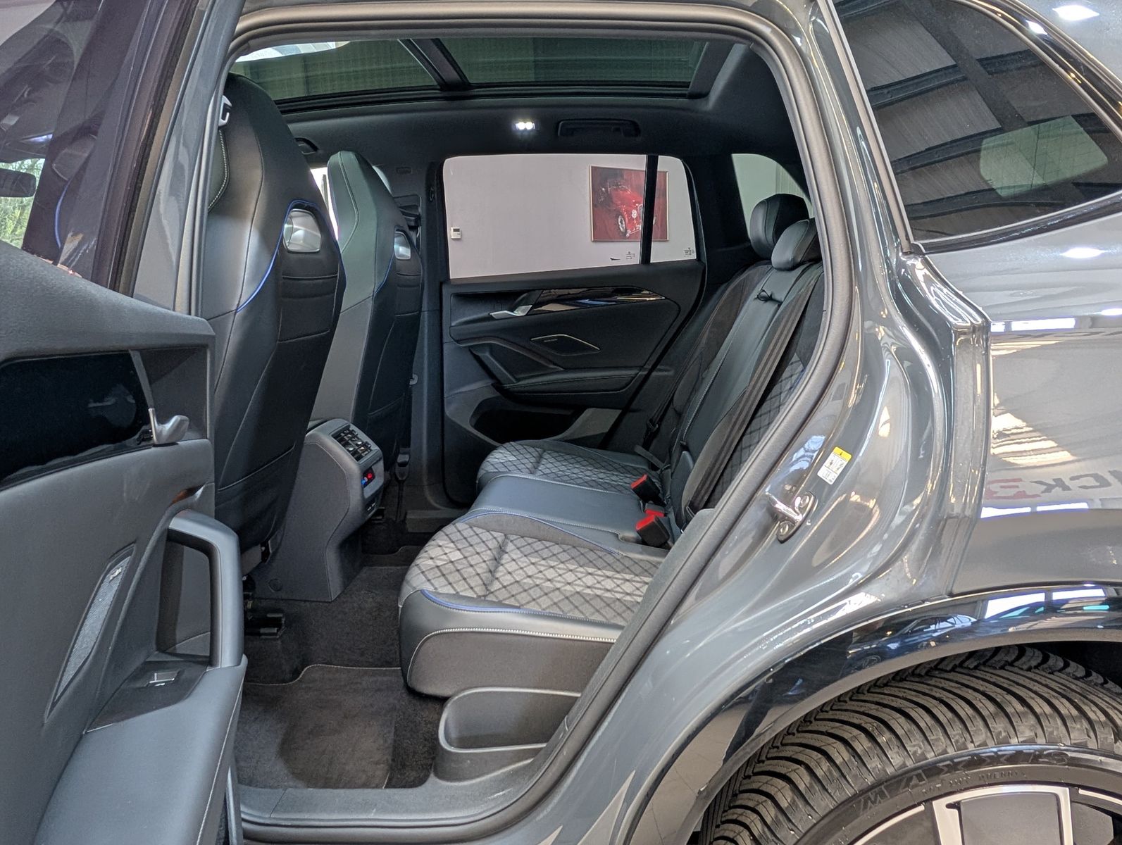 Photo du véhicule Volkswagen Tiguan 2.0TDI R-Line 4M Pano Black AHK Matrix 20