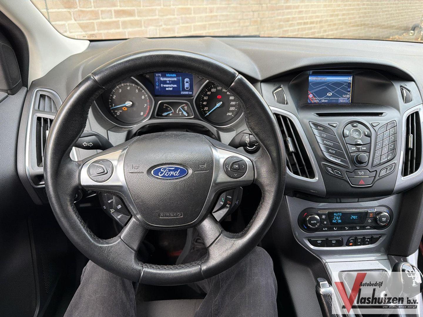 Ford Focus 2012 — interior