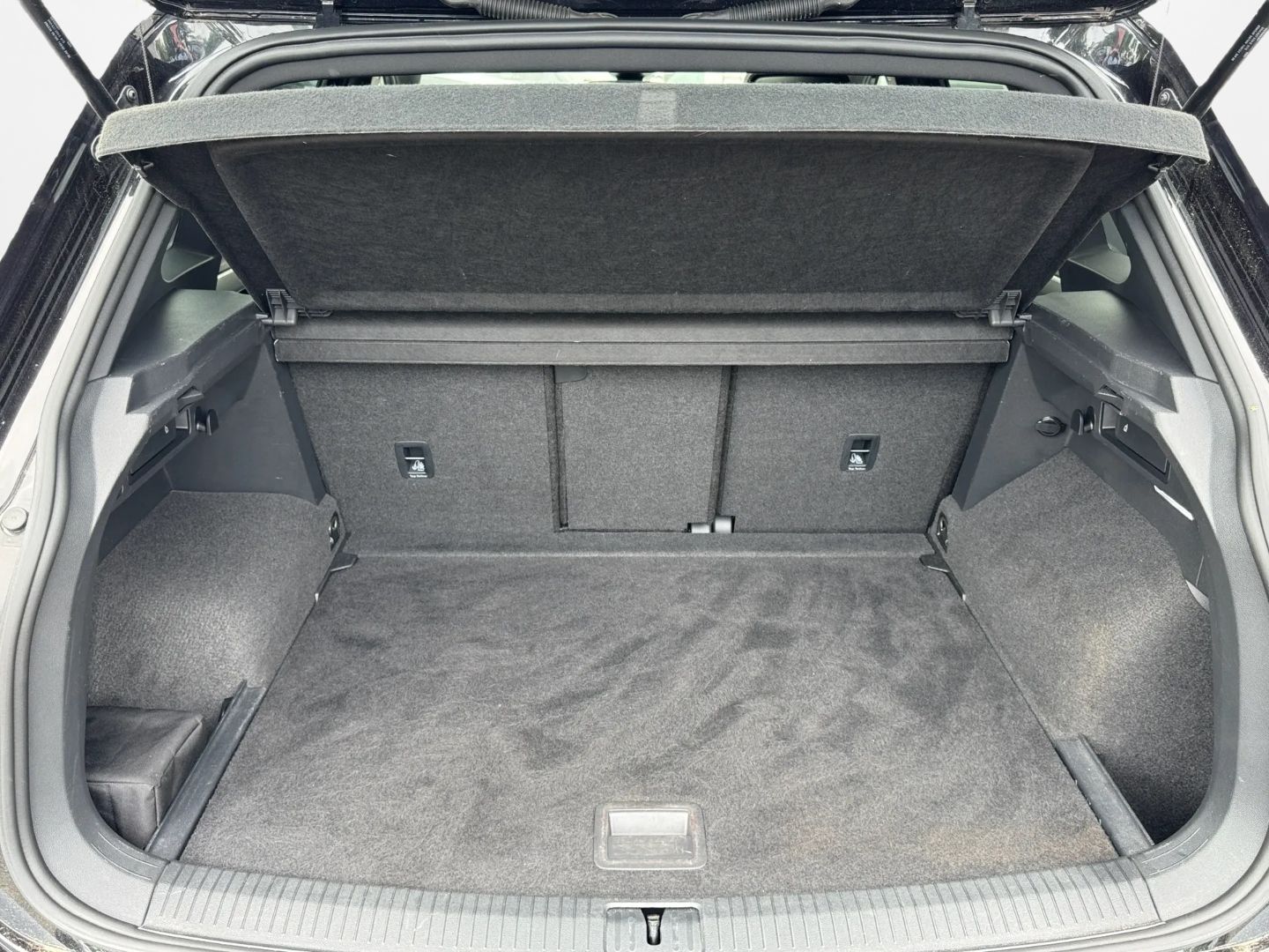 Tiguan 2.0 TDI 4MOTION R-LINE *AHK*DCC*PANO*