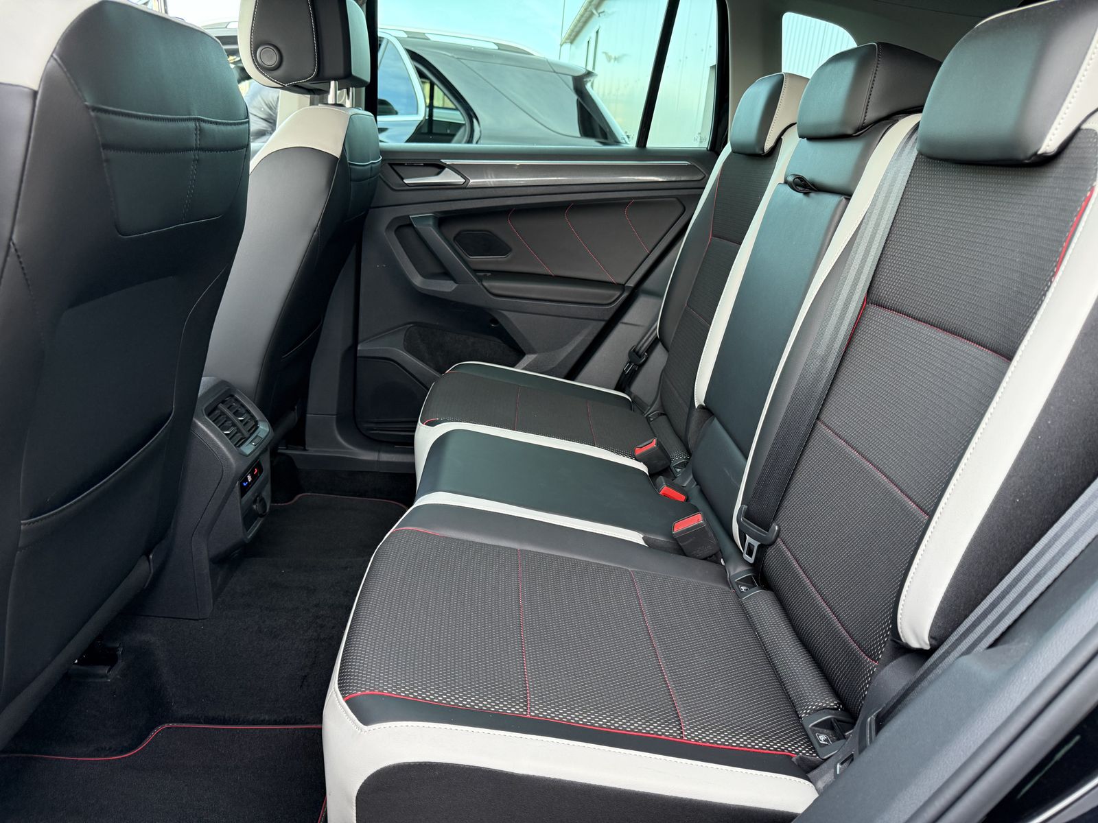 Fahrzeugabbildung Volkswagen Tiguan 2.0 TDI DSG Sport NAV+LED+ACC+CARPLAY+KAM