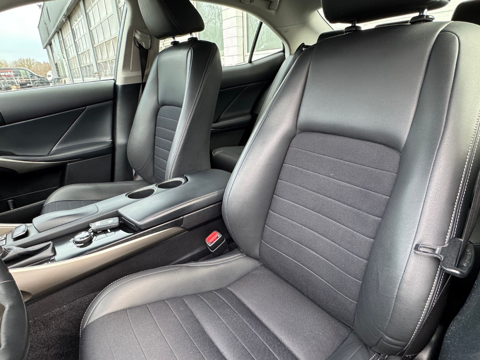 Fahrzeugabbildung Lexus IS 300h Vollhybrid Leder Kamera Navi