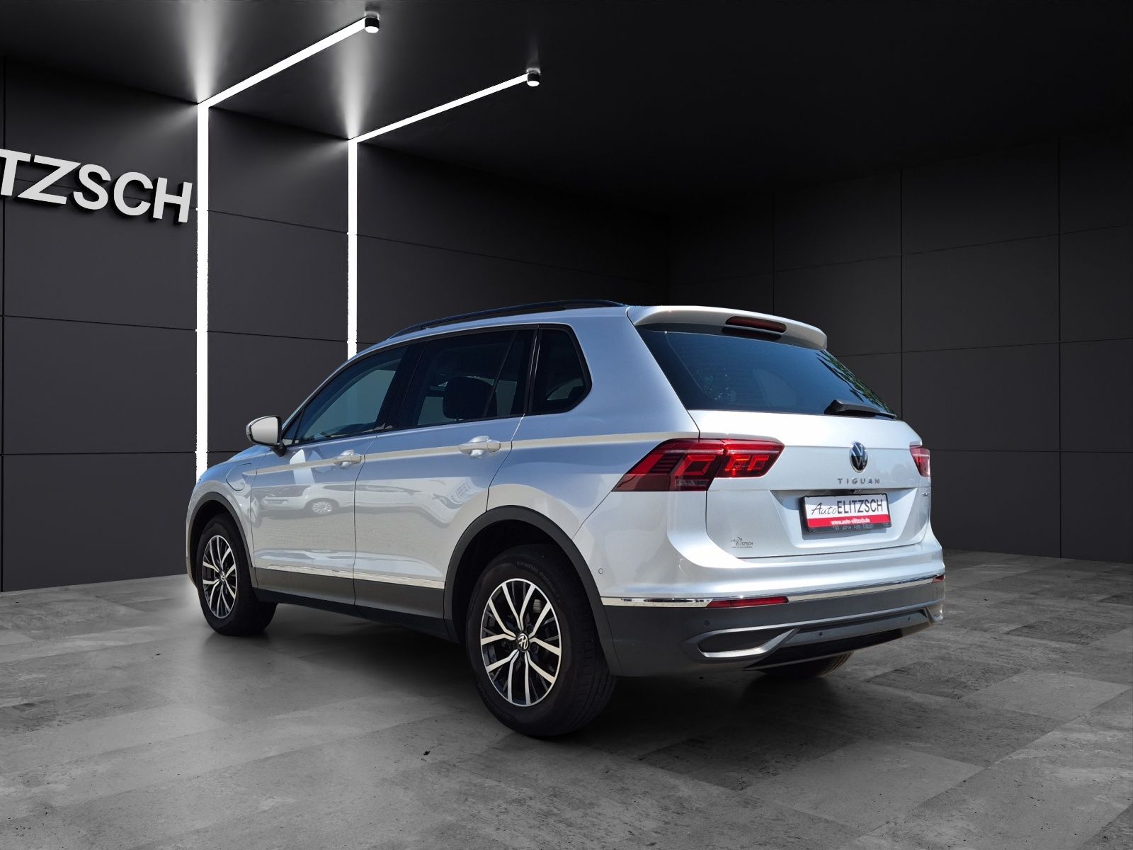 Fahrzeugabbildung Volkswagen Tiguan eHybrid Life DSG Matrix AHK Navi AID ACC