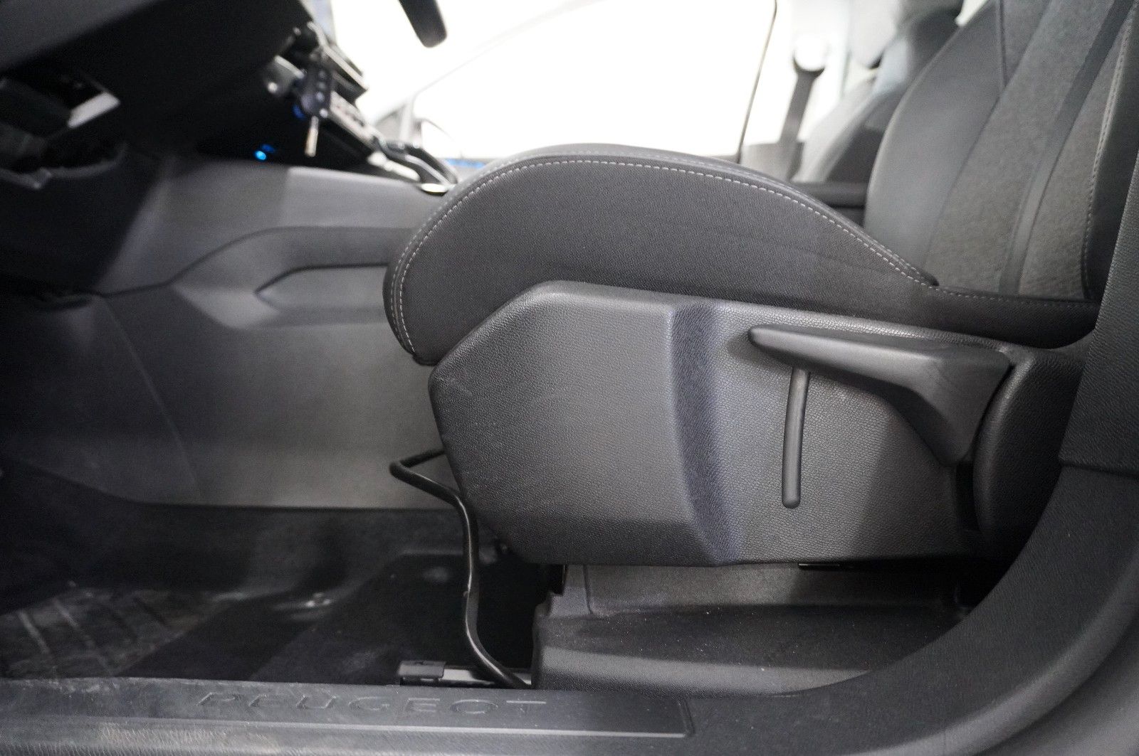 Fahrzeugabbildung Peugeot 5008 1.5D ALLURE NAVI/LED/KAMERA/VIRT/SH/DAB/AHK