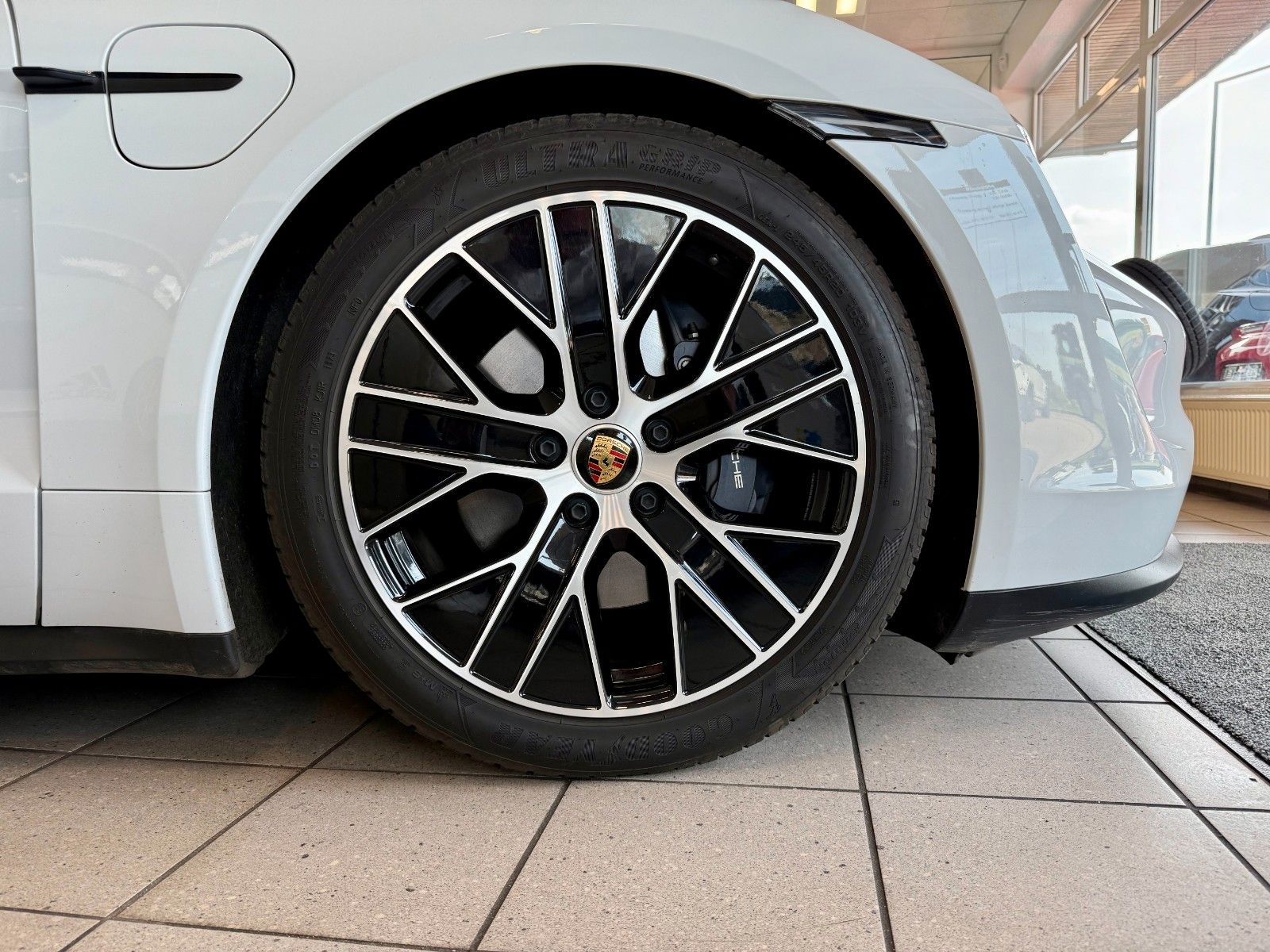 Fahrzeugabbildung Porsche Taycan Performance/Luftfederung/Panorama/HeadUP