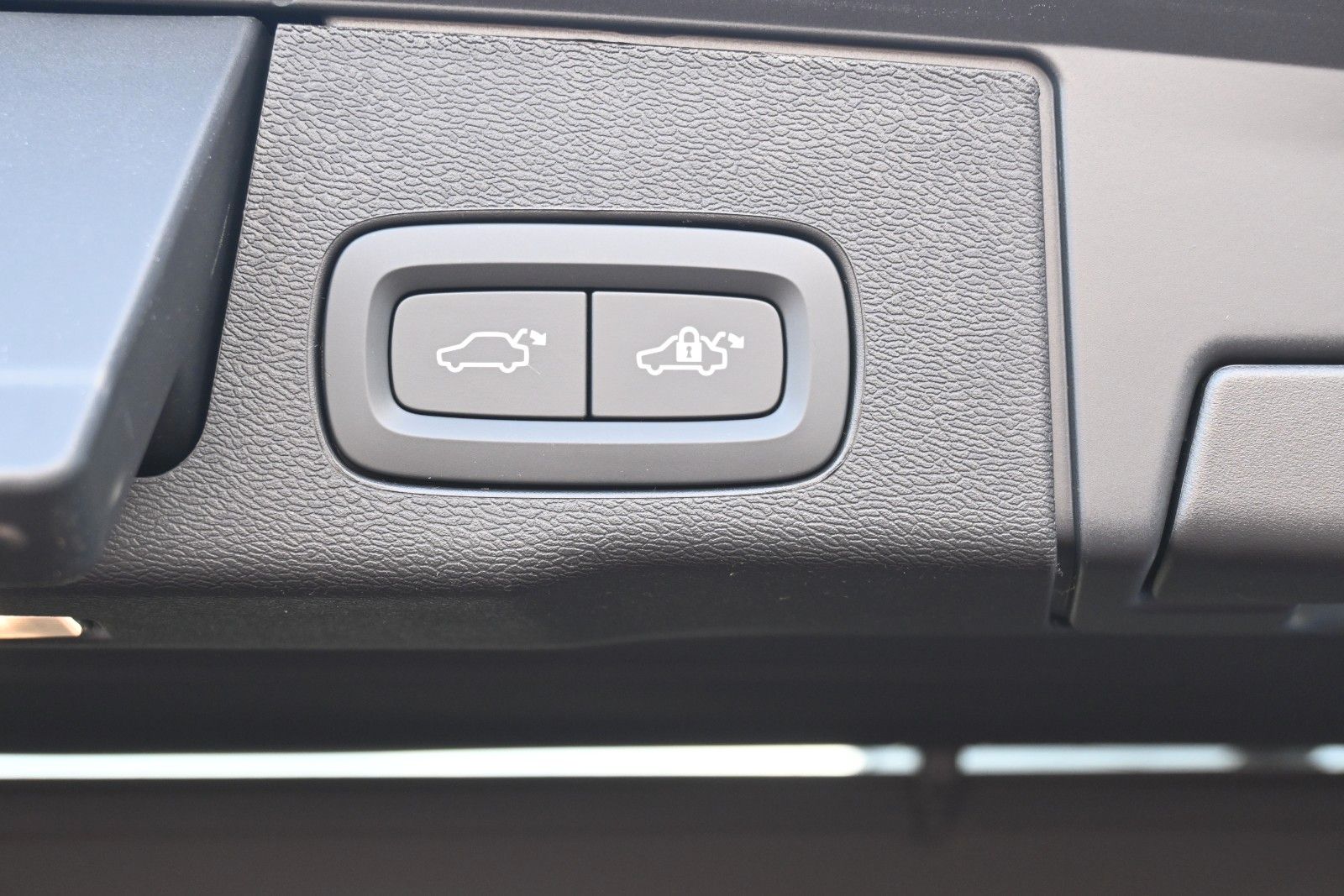Fahrzeugabbildung Volvo XC60 B5 AWD Plus Dark*PANO*H&K*LUFT*LED*360°