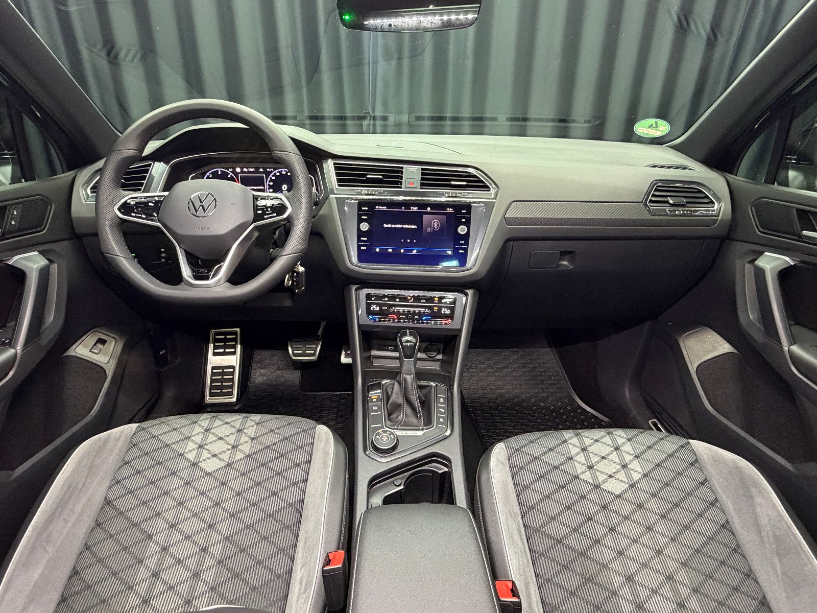 Fahrzeugabbildung Volkswagen Tiguan R-Line 4Motion|PANORAMA|360°-KAMERA|ACC