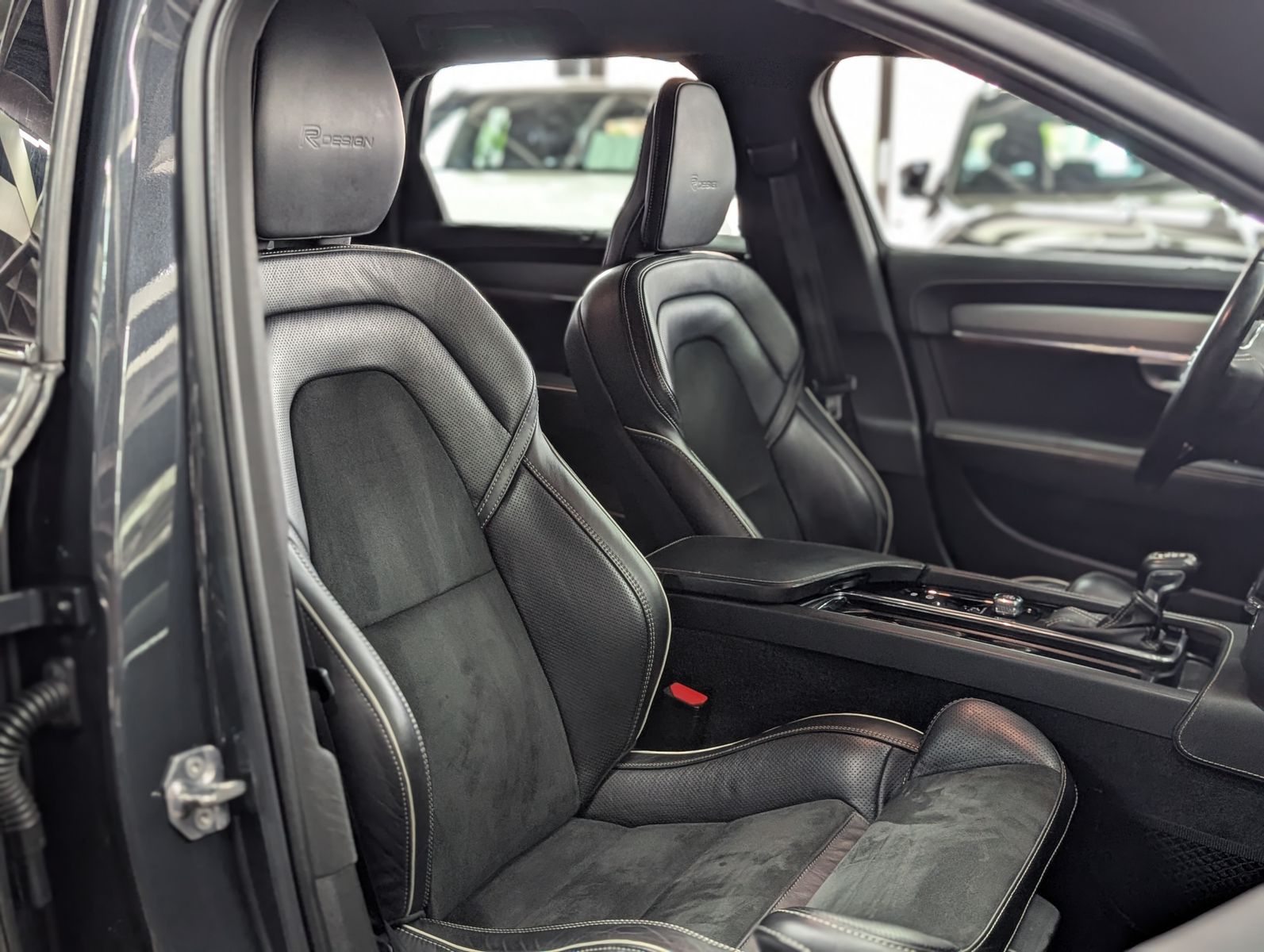 Fahrzeugabbildung Volvo V90 R Design VIRT MEMO KAM SHZ LEDER LED APP 19"