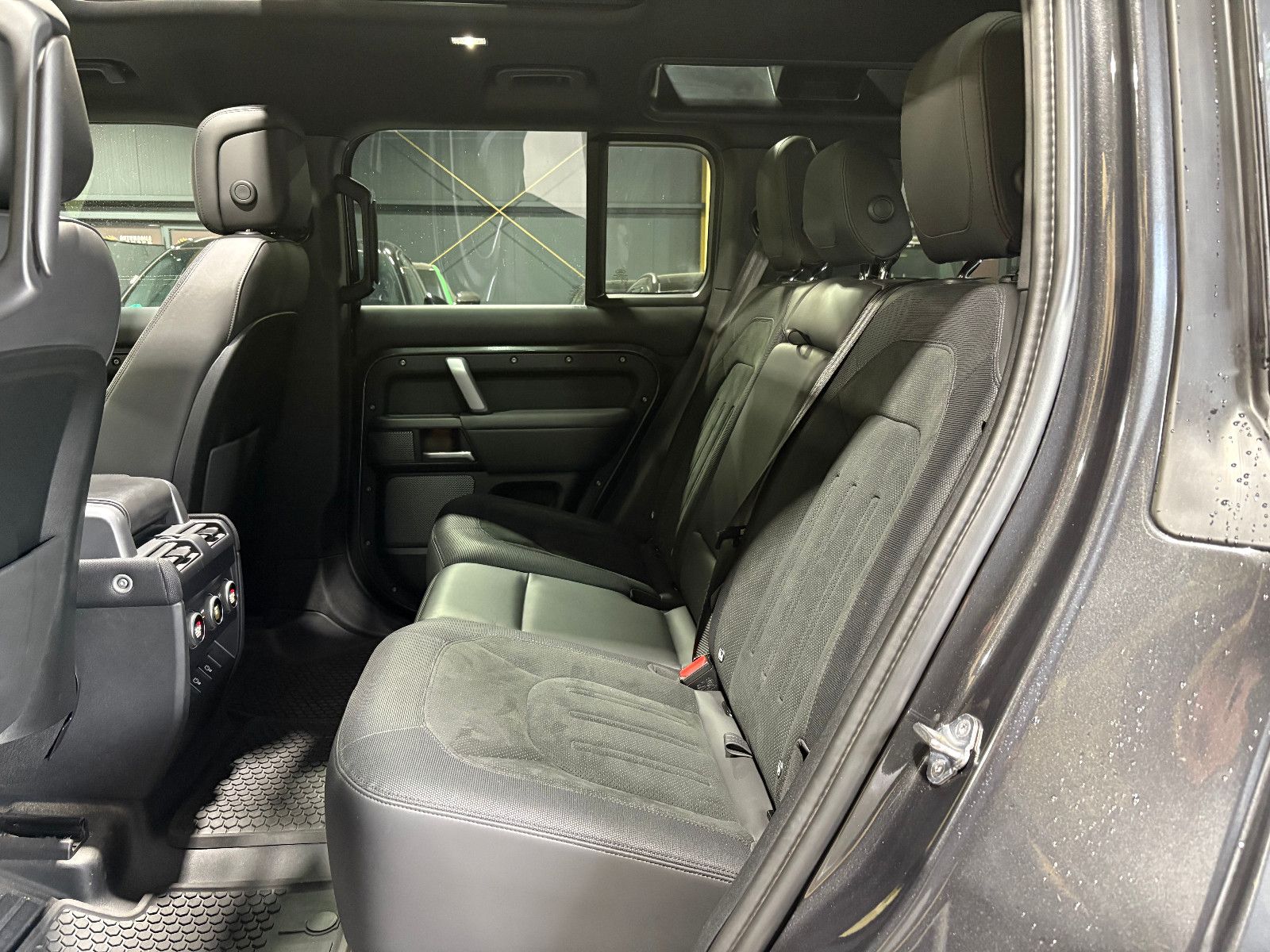 Fahrzeugabbildung Land Rover Defender 110 V8/PANO/ACC/HEAD-UP/360°/APPLE/AMBI