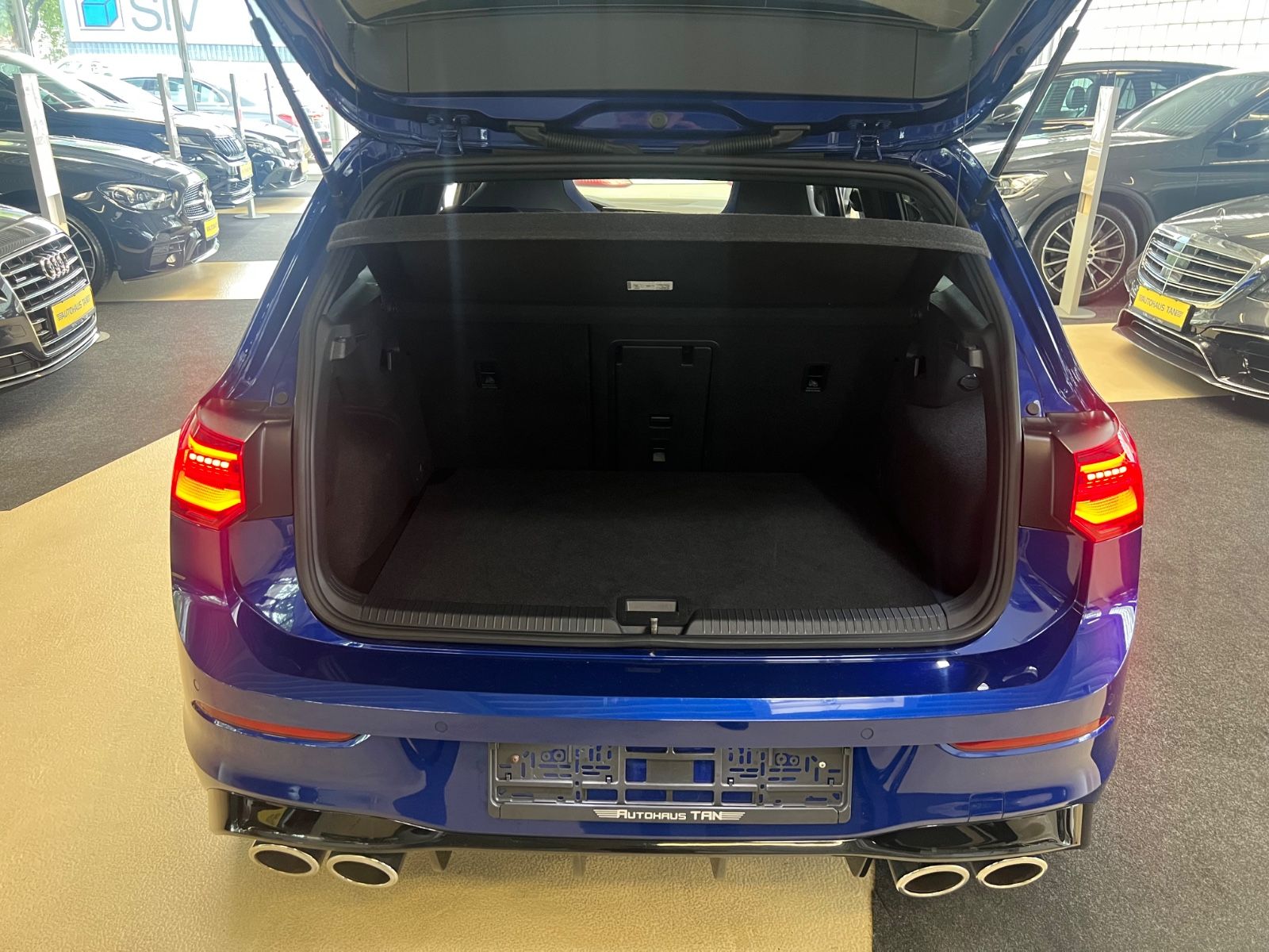 Fahrzeugabbildung Volkswagen Golf VIII Lim. R 4Motion *LAPIZ BLUE*KAMERA*IQ*