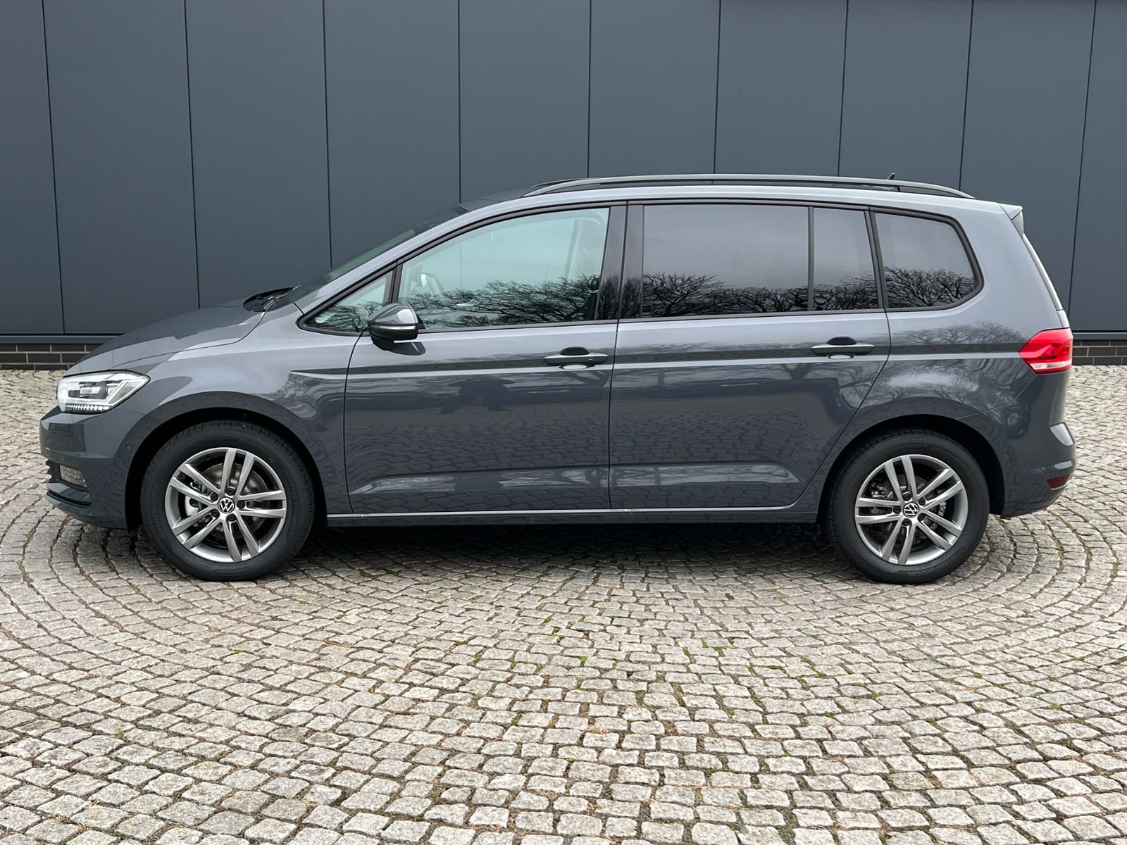 Fahrzeugabbildung Volkswagen Touran Comfortline 1.5 TSI DSG *LED, AHK, 7 Sitz