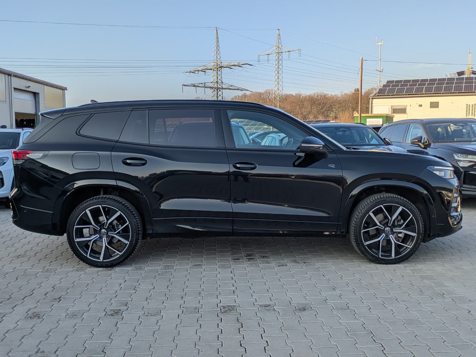 Fahrzeugabbildung Volkswagen Tayron 2.0 TDI 4M R-Line 7S*IQ-L.*PANO*HUD*AHK