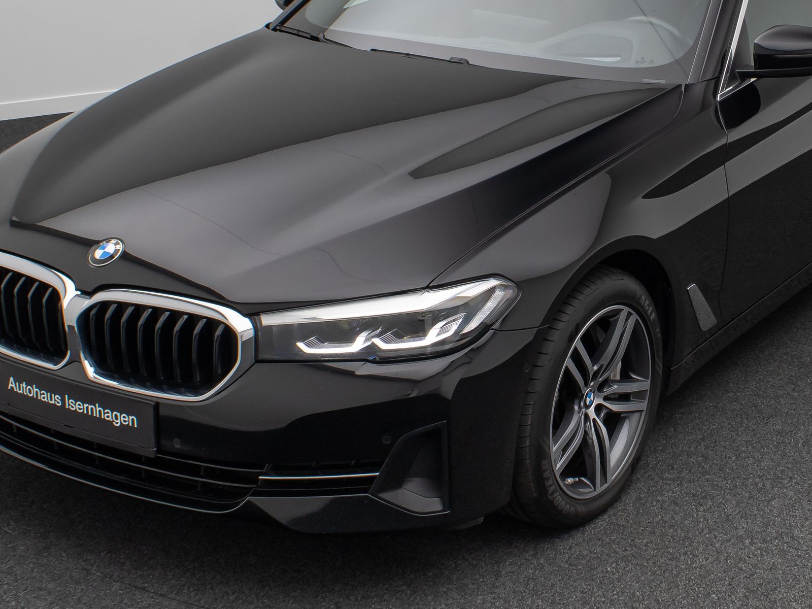 Fahrzeugabbildung BMW 530d xD Alarm HUD DAB Kamera DisplayKey Panorama