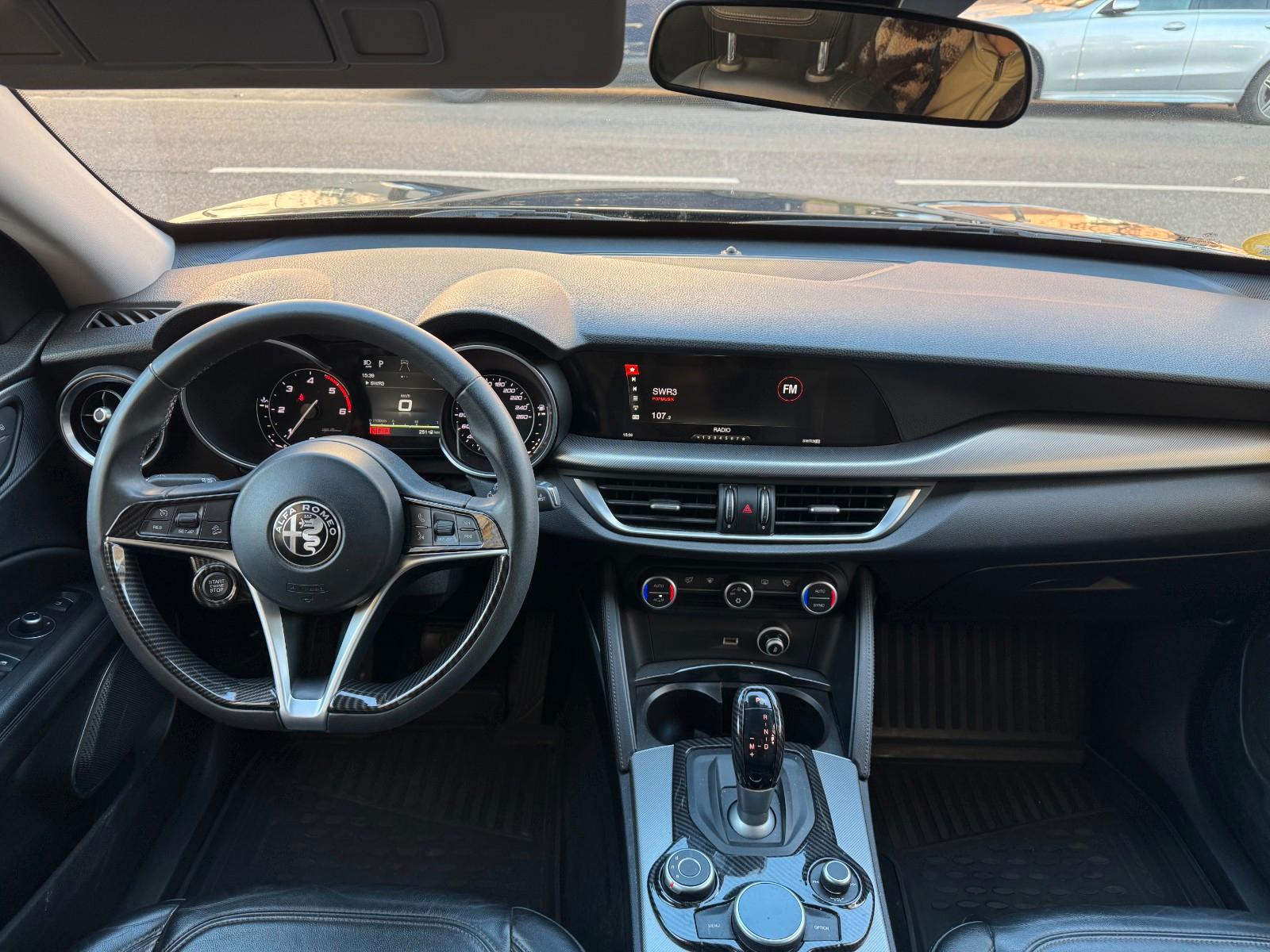 Alfa Romeo Stelvio Super Q4 1.Hand neu TÜV