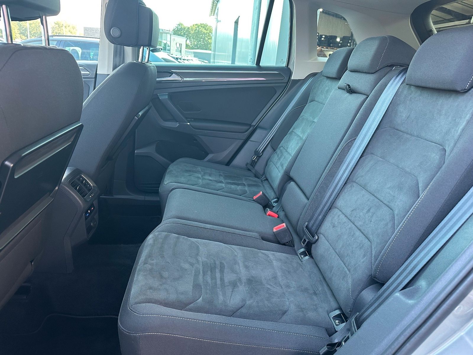 Fahrzeugabbildung Volkswagen Tiguan 1.4 TSI DSG 4M NAV+LED+SHZ+HUD+ACC+AHK