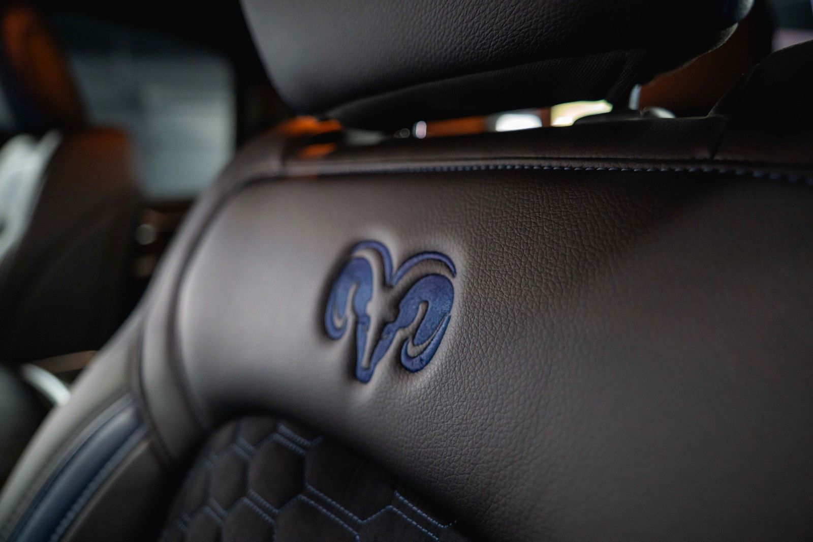 Fahrzeugabbildung Dodge RAM 5.7 V8 HEMI 4x4 OFFROAD Night-Paket LONGBED