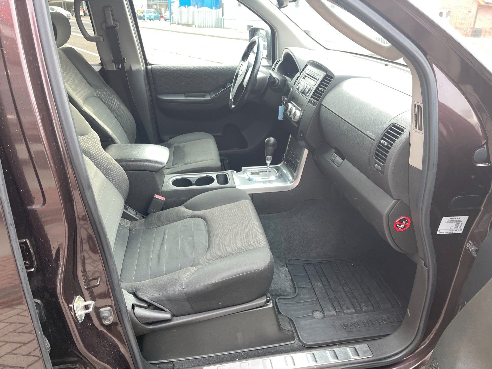 Fahrzeugabbildung Nissan Pathfinder 2.5 dCi SE