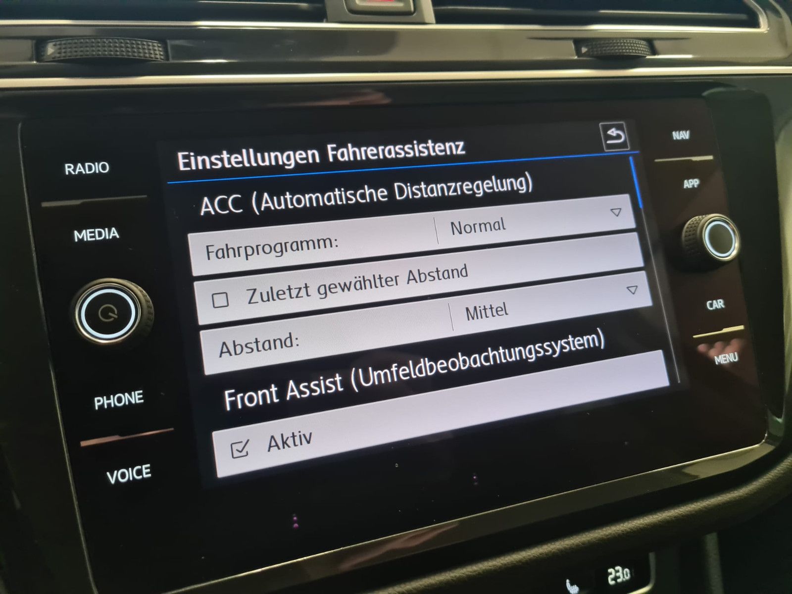 Fahrzeugabbildung Volkswagen Tiguan Comfortline / 1. Hand / AHK / GARANTIE