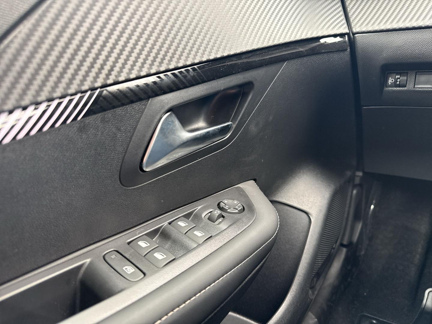 Peugeot 208 Hybrid Allure 81kW AT Sicht-Navigations-Pake