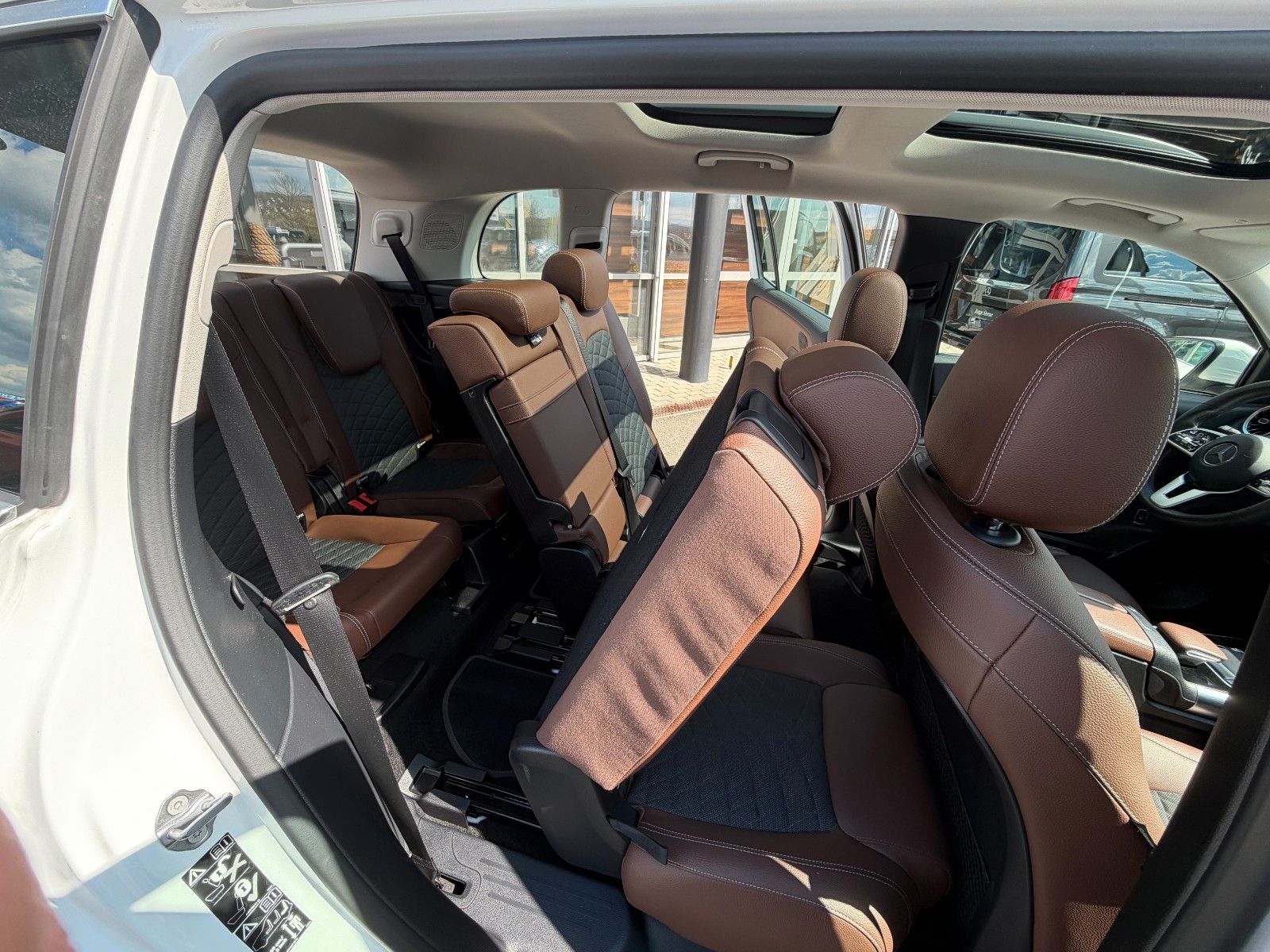 Fahrzeugabbildung Mercedes-Benz GLB 200d 4M 7Sitzer+StandH+Pano+Distr+AHK+360+