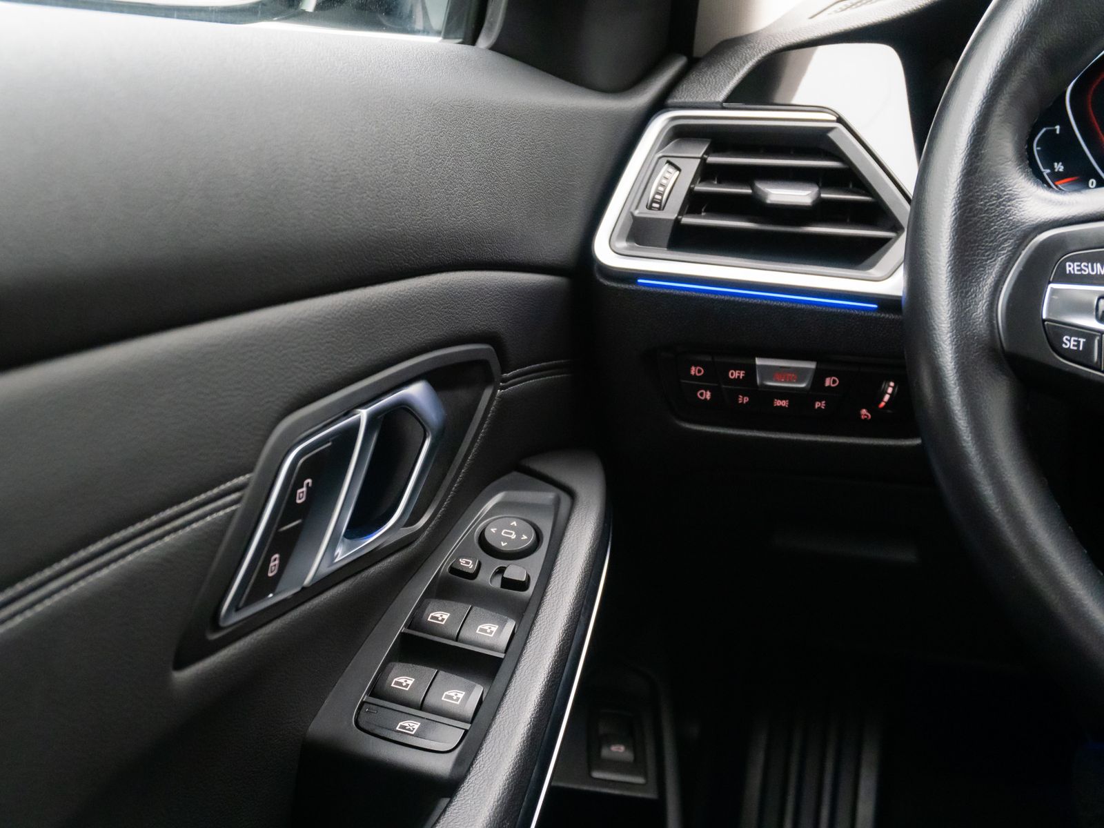 Fahrzeugabbildung BMW 320d  xD Sport Line Laser HUD DAB Komfort Alarm